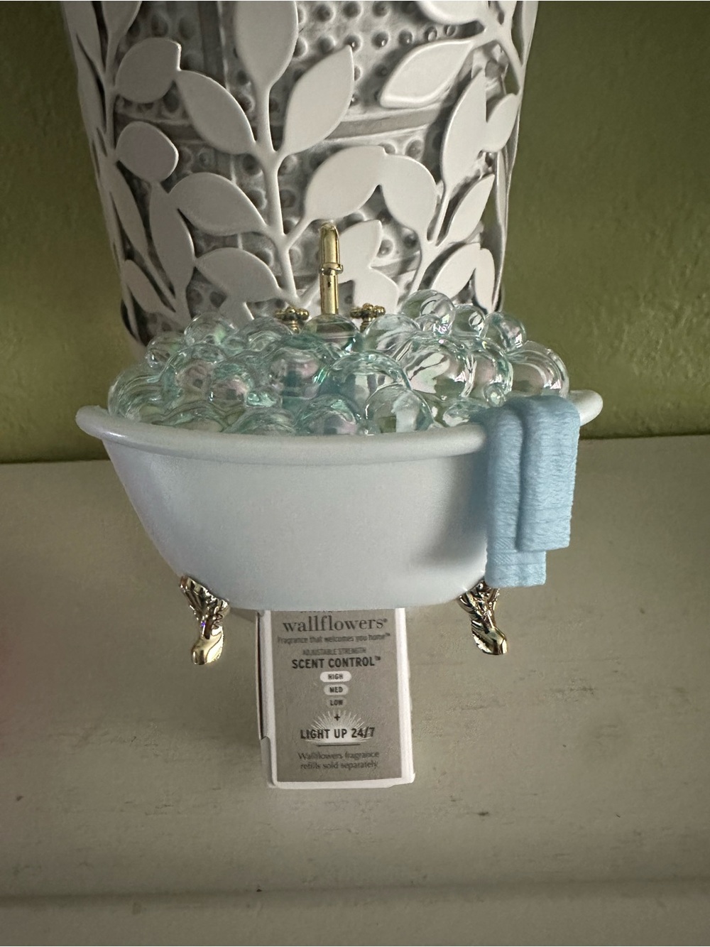 White Barn White and Gold Clawfoot Bathtub Wallflowers Holder